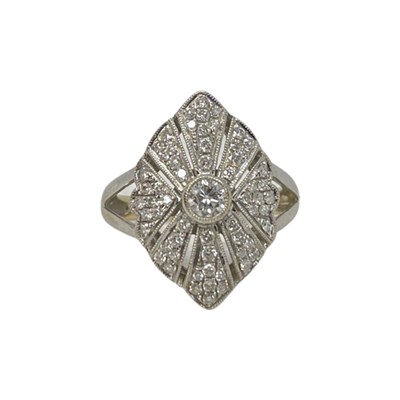 Lot 118 - An Art Deco Style Diamond Cluster Ring (5.2g)