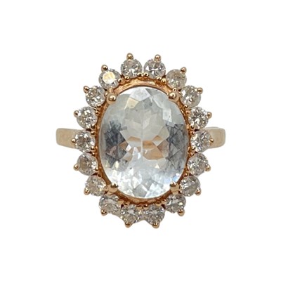 Lot 119 - A 14ct Aquamarine and Diamond Cluster Ring (4.3g)