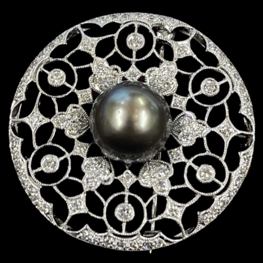 Lot 33 - A Cultured Pearl and Diamond Pendant Brooch