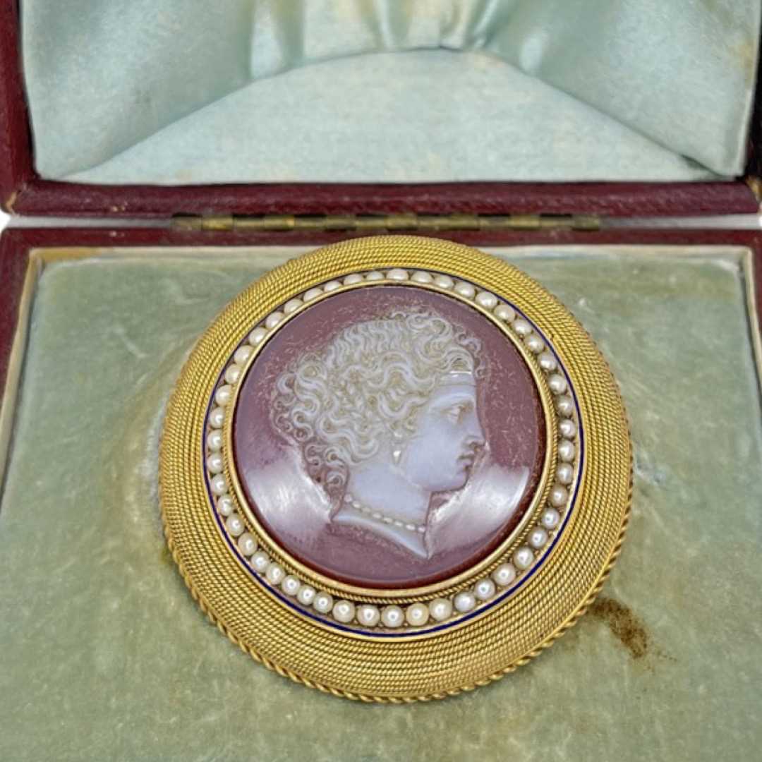 Lot 85 - An Antique 15ct gold, Split Pearl and Hardstone Portrait Brooch in Fitted Case