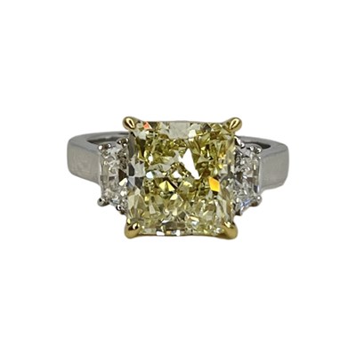 Lot 108 - Natural Fancy Yellow Diamond Ring