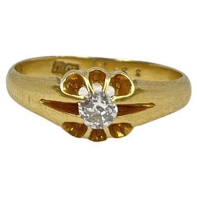 Lot 2 - A Victorian Diamond and 18ct Yellow Gold Ring.
