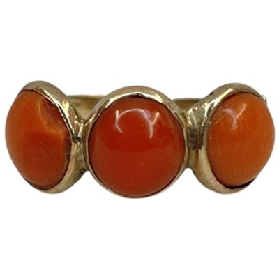 Lot 9 - An Antique Three Stone Coral and Yellow Gold Dress Ring.