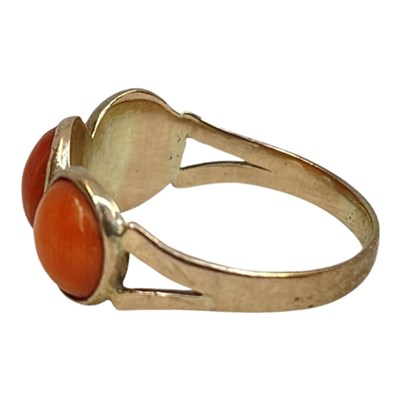 Lot 9 - An Antique Three Stone Coral and Yellow Gold Dress Ring.