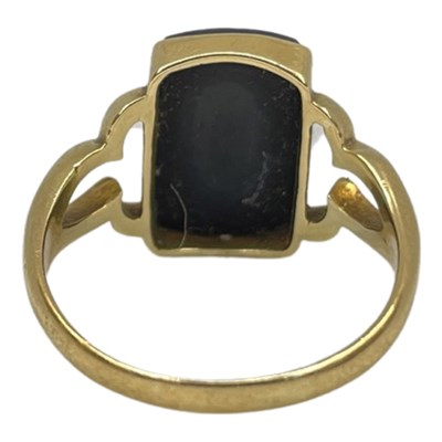 Lot 61 - A Victorian Hardstone Cameo and 18ct Gold Dress Ring.