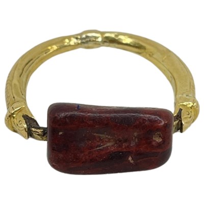 Lot 34 - A Fine and Rare Estruscan Gold and Jasper Intaglio Swivel Ring