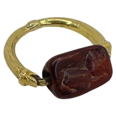 Lot 34 - A Fine and Rare Estruscan Gold and Jasper Intaglio Swivel Ring