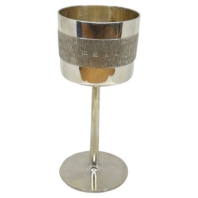 Lot 90 - Tall Modern Silver Champagne Glass with Bark Effect Finish. 176 g. London 1965, Maker RAF